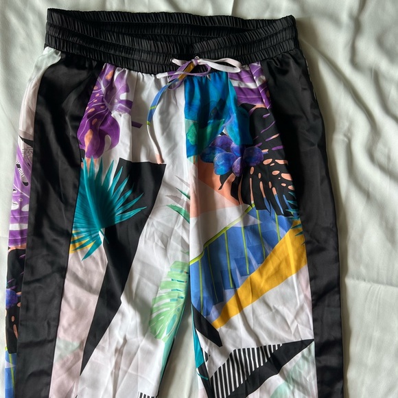 EUC Womens BeBe colorful bright floral long pants size medium - Picture 2 of 12